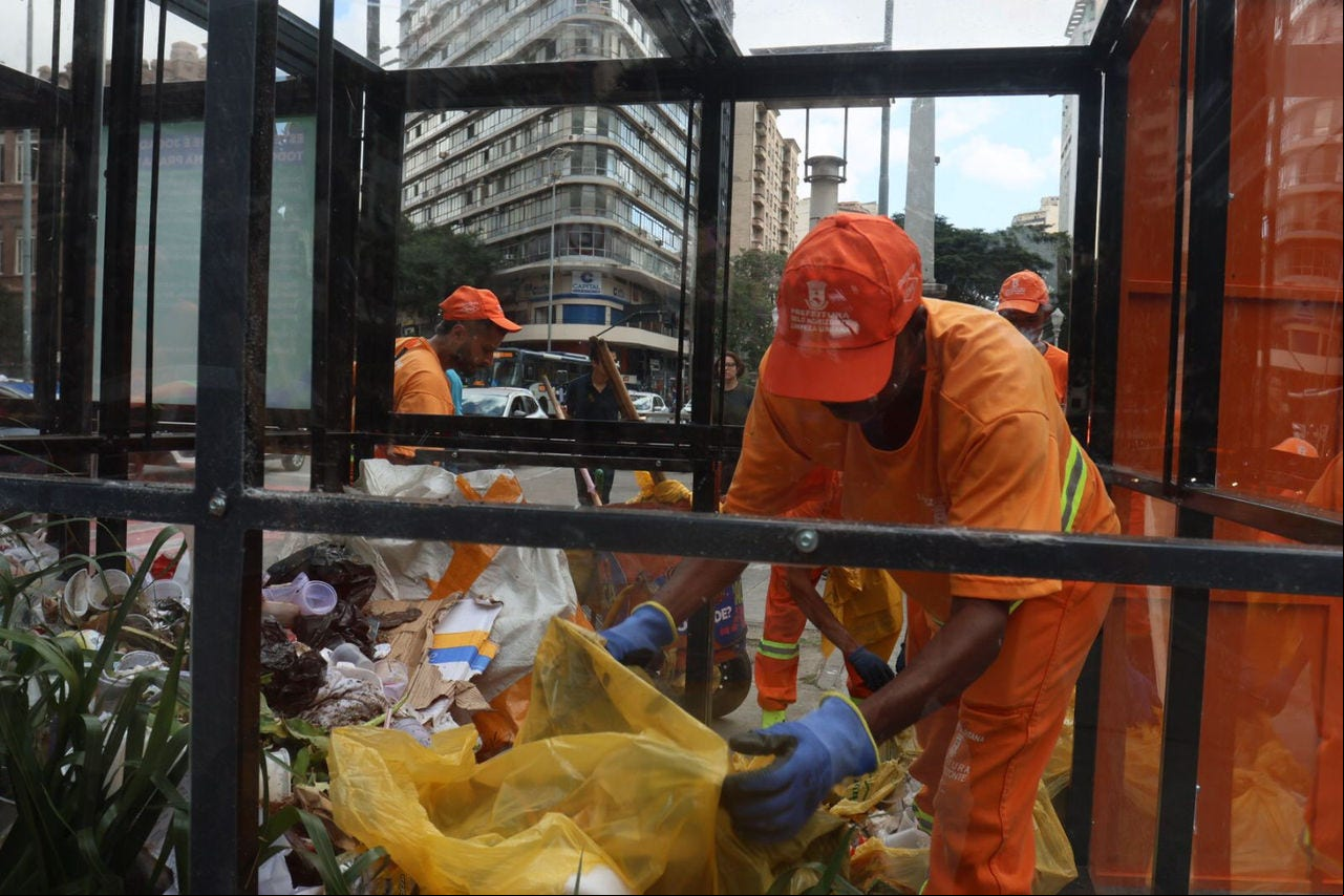 Até o final da semana, todo lixo varrido nas ruas do entorno da praça Sete vai ser colocado nas caixas