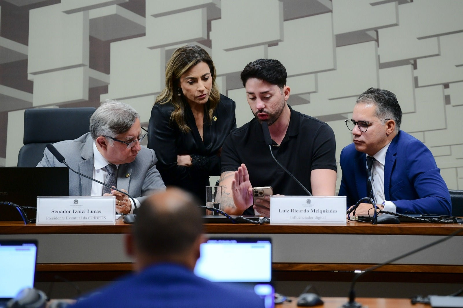 O influenciador Rico Melquiades mostrou aos senadores uma aposta no 'jogo do tigrinho' em 14 de maio
