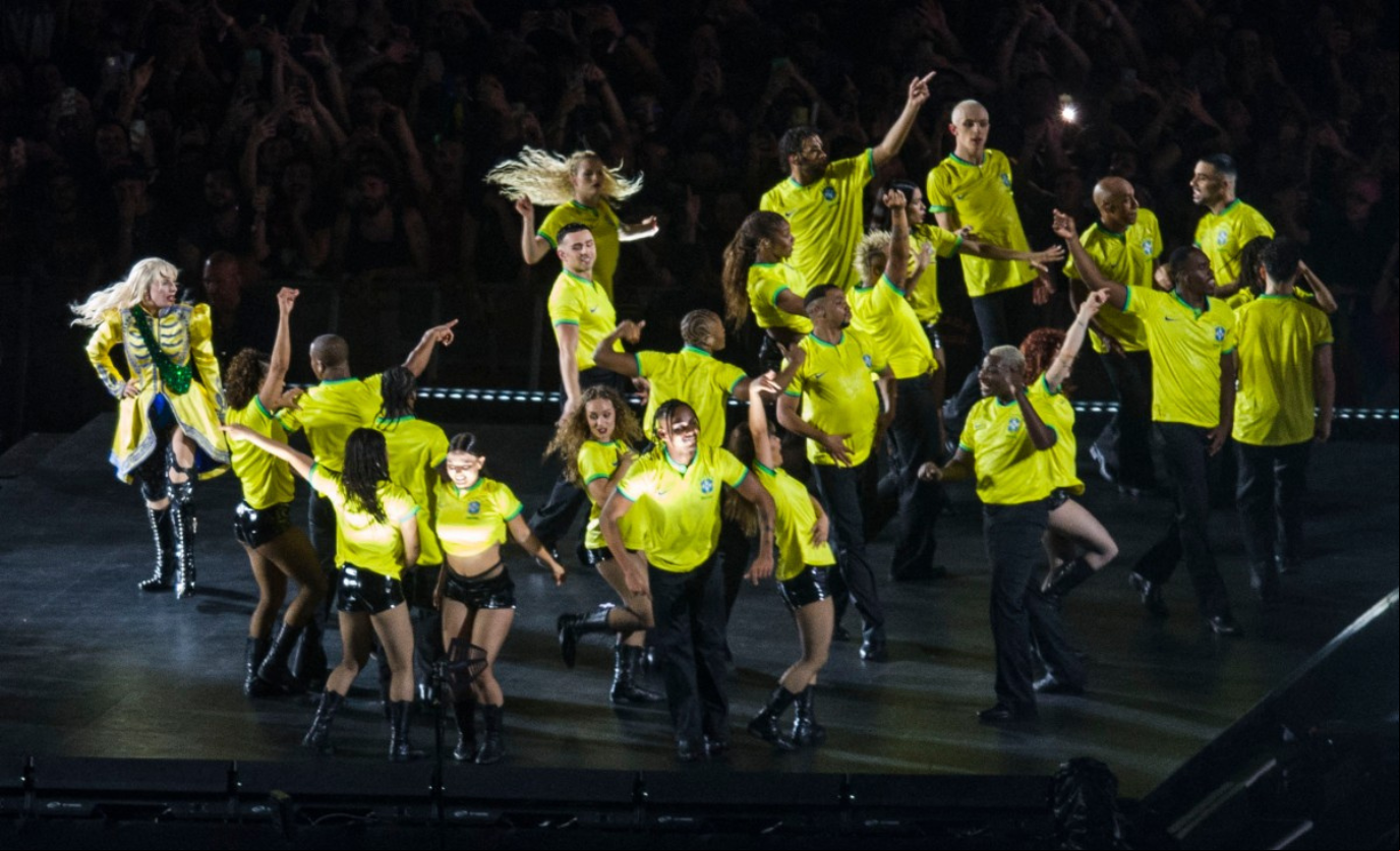 Bailarinos de Lady Gaga vestiram camisa da seleção brasileira durante apresentação