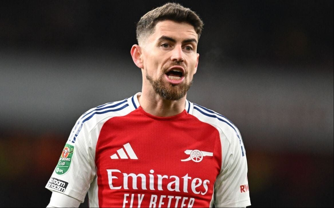 Jorginho, fechado com Flamengo, em campo pelo Arsenal (Foto: AFP)