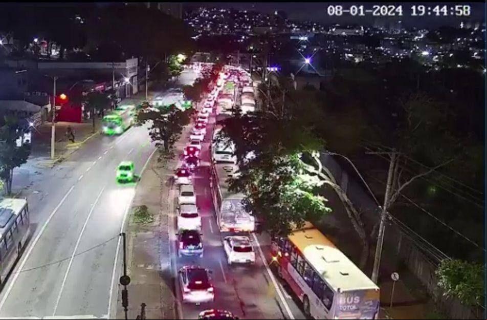 Trânsito lento-Avenida-Amazonasjpeg Manifestação fecha a avenida Amazonas, no sentido Contagem, próximo ao bairro Cabana, em BH