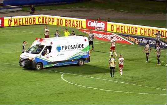 Ambulância em campo em CRB x Santos (Foto: Reprodução)