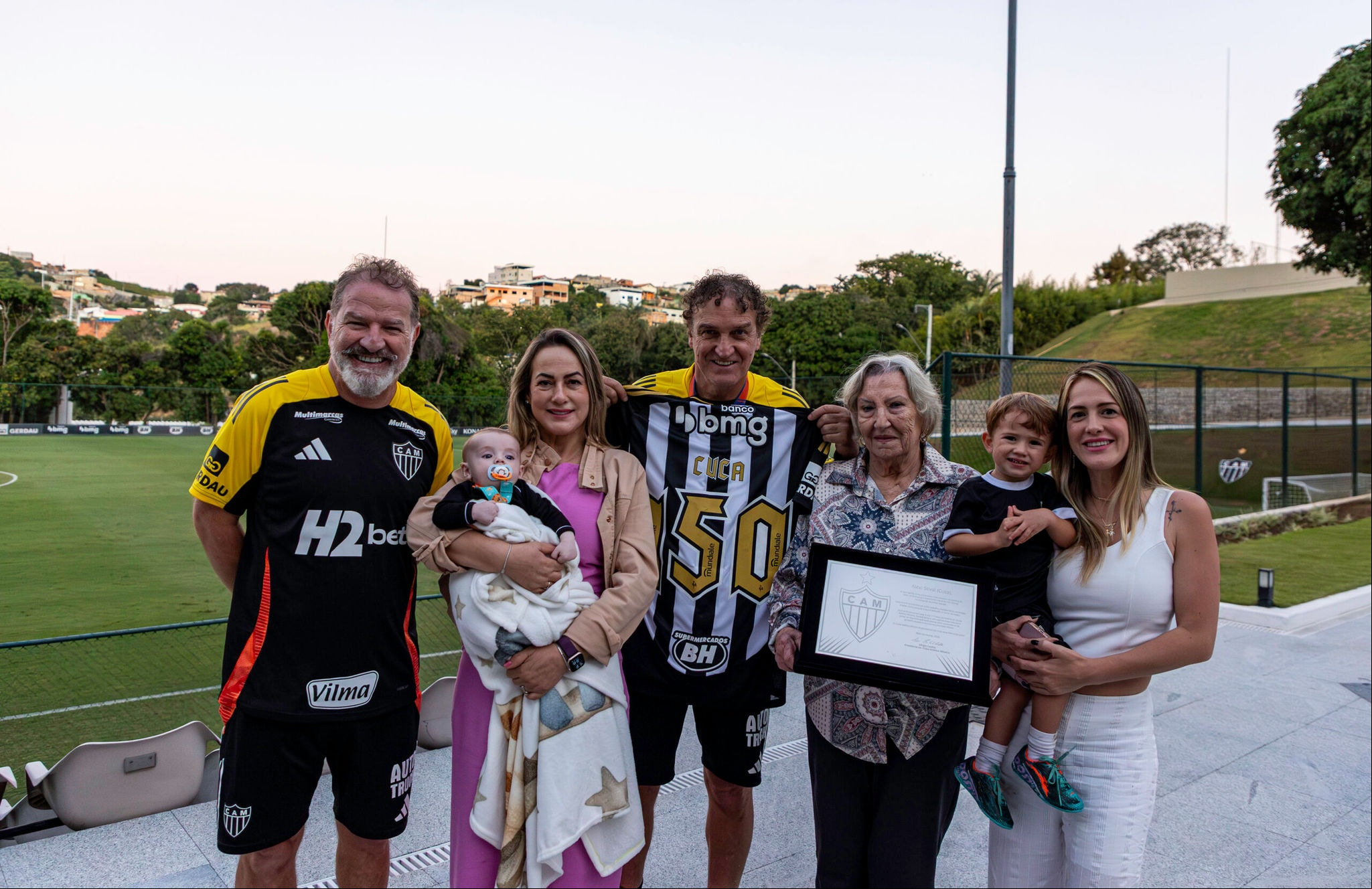 Técnico recebeu uma placa junto da família e do auxiliar Cuquinha