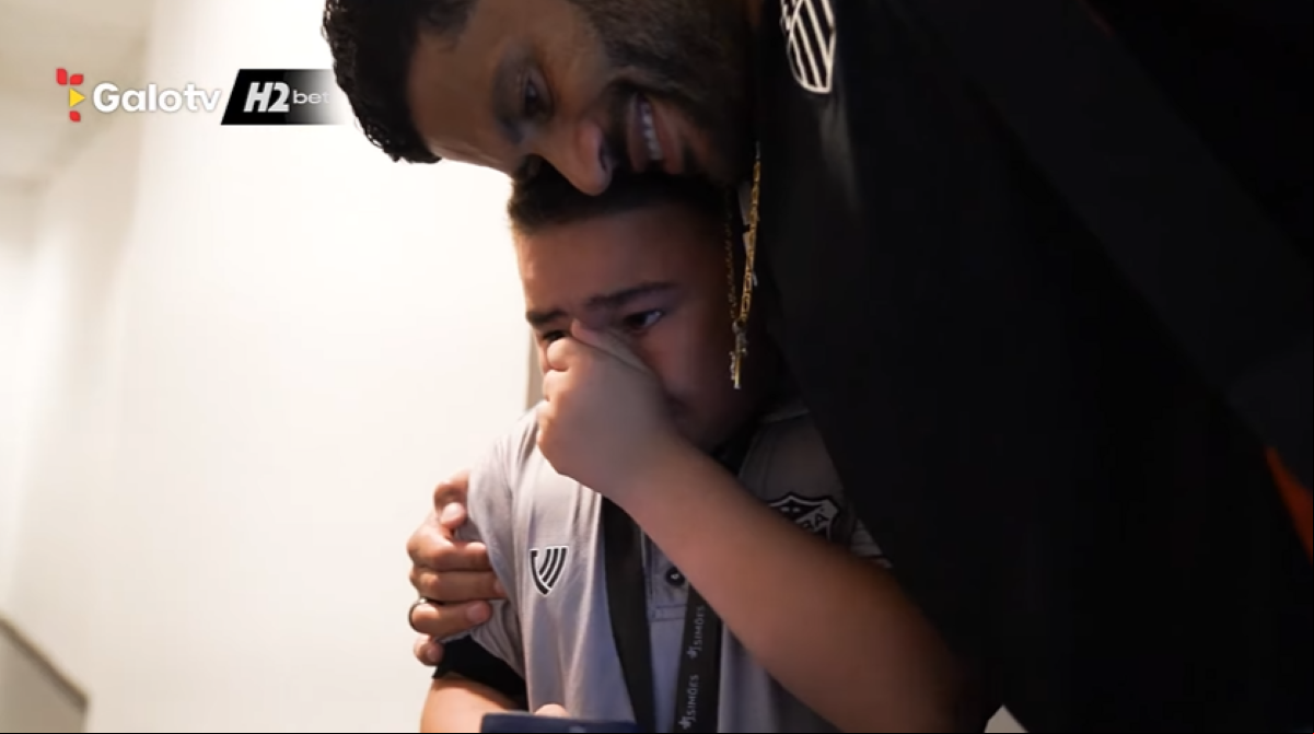 Torcedor do Ceará emocionado ao conhecer Hulk