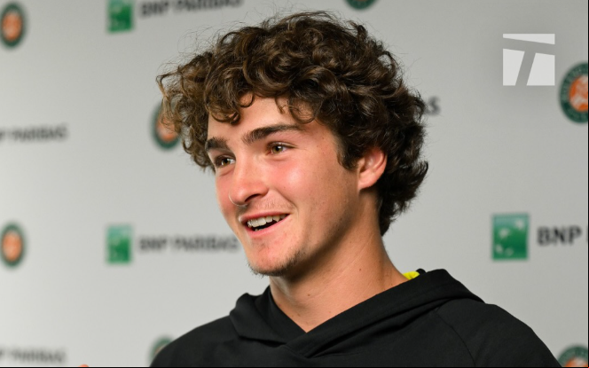 João Fonseca durante entrevista em Roland Garros (Foto: Divulgação/Tennis Channel)