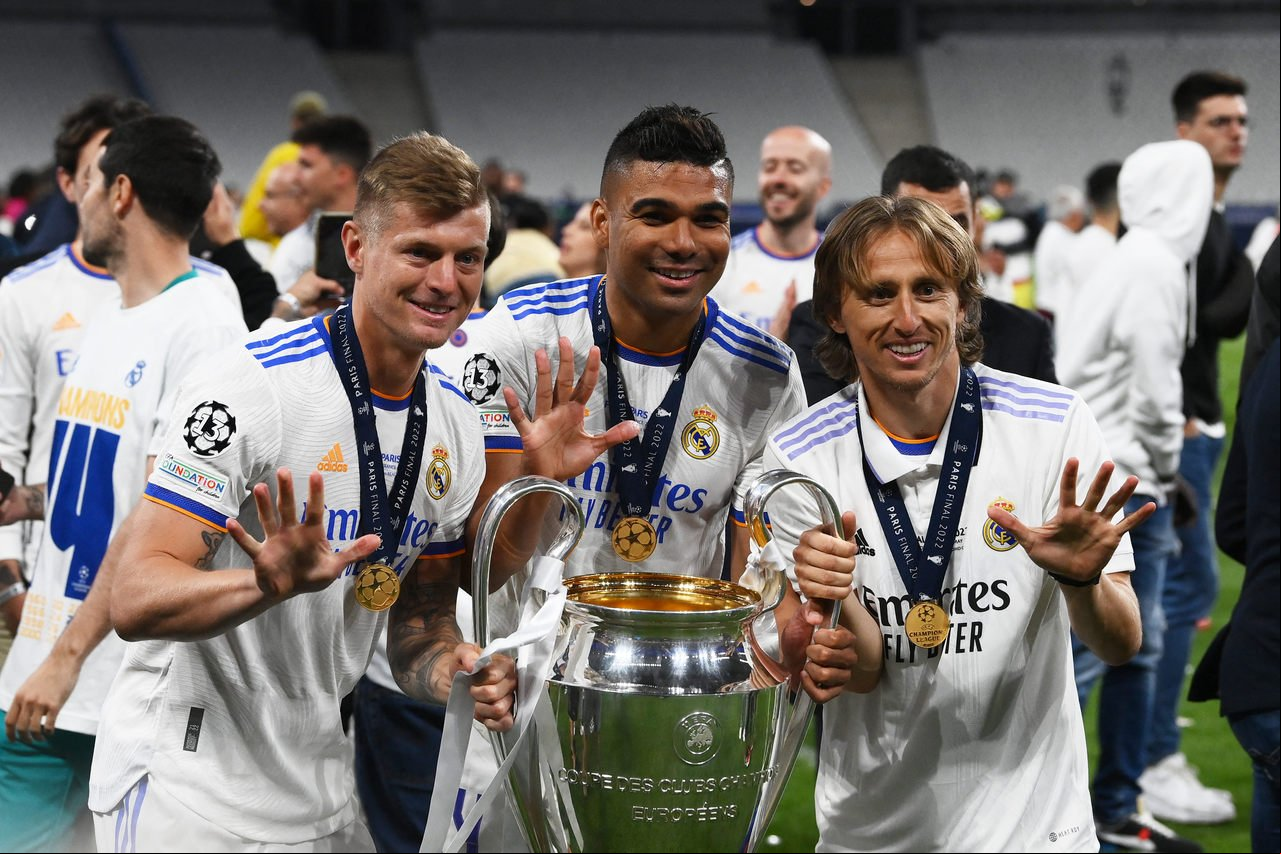 Casemiro, Kroos e Modric após a conquista da Champions League de 2022 (Foto: Franck Fife/AFP)