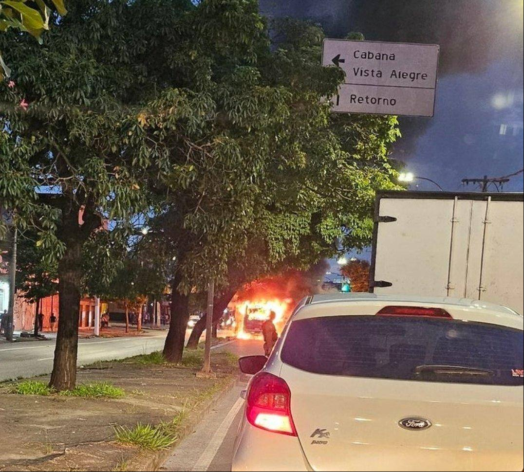 Incêndio-ÔNibusjpg Manifestantes atearam fogo em ônibus na avenida Amazonas, em BH