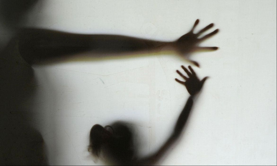 estupro abuso sexual violência contra criança vulnerável Denúncias de crimes sexuais contra menores são graves e pouco se faz para combatê-los
