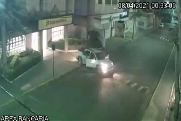 Em Jacuí quadrilha explodiu caixas eletrônicos e levou terror a cidade