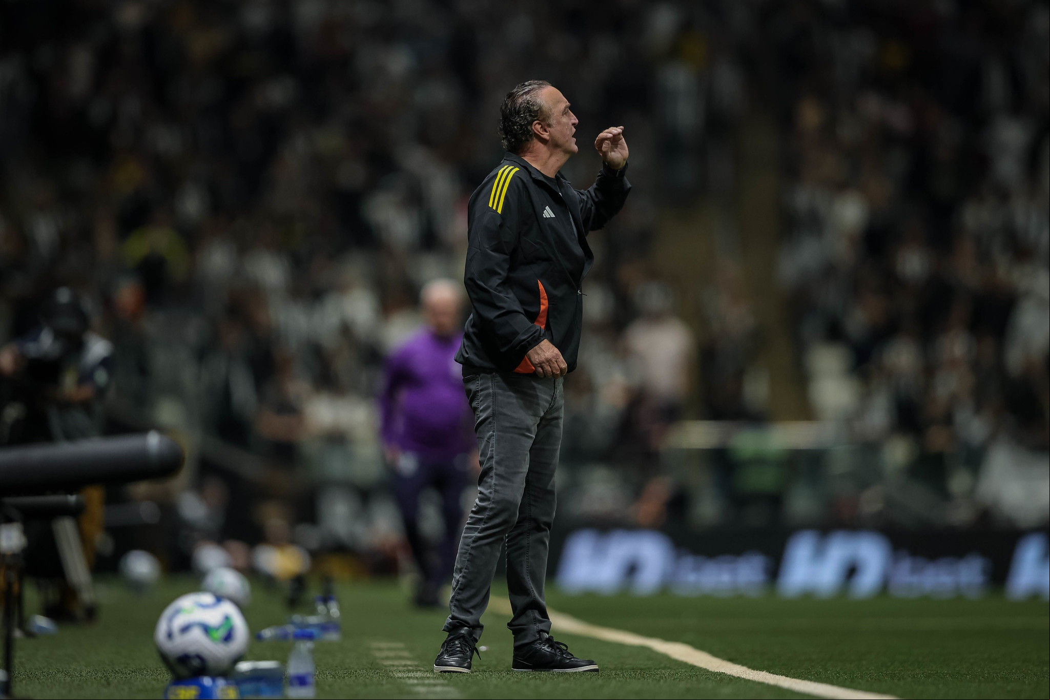 Cuca a instruções aos jogadores do Atlético durante a partida com o Corinthians, na Arena MRV
