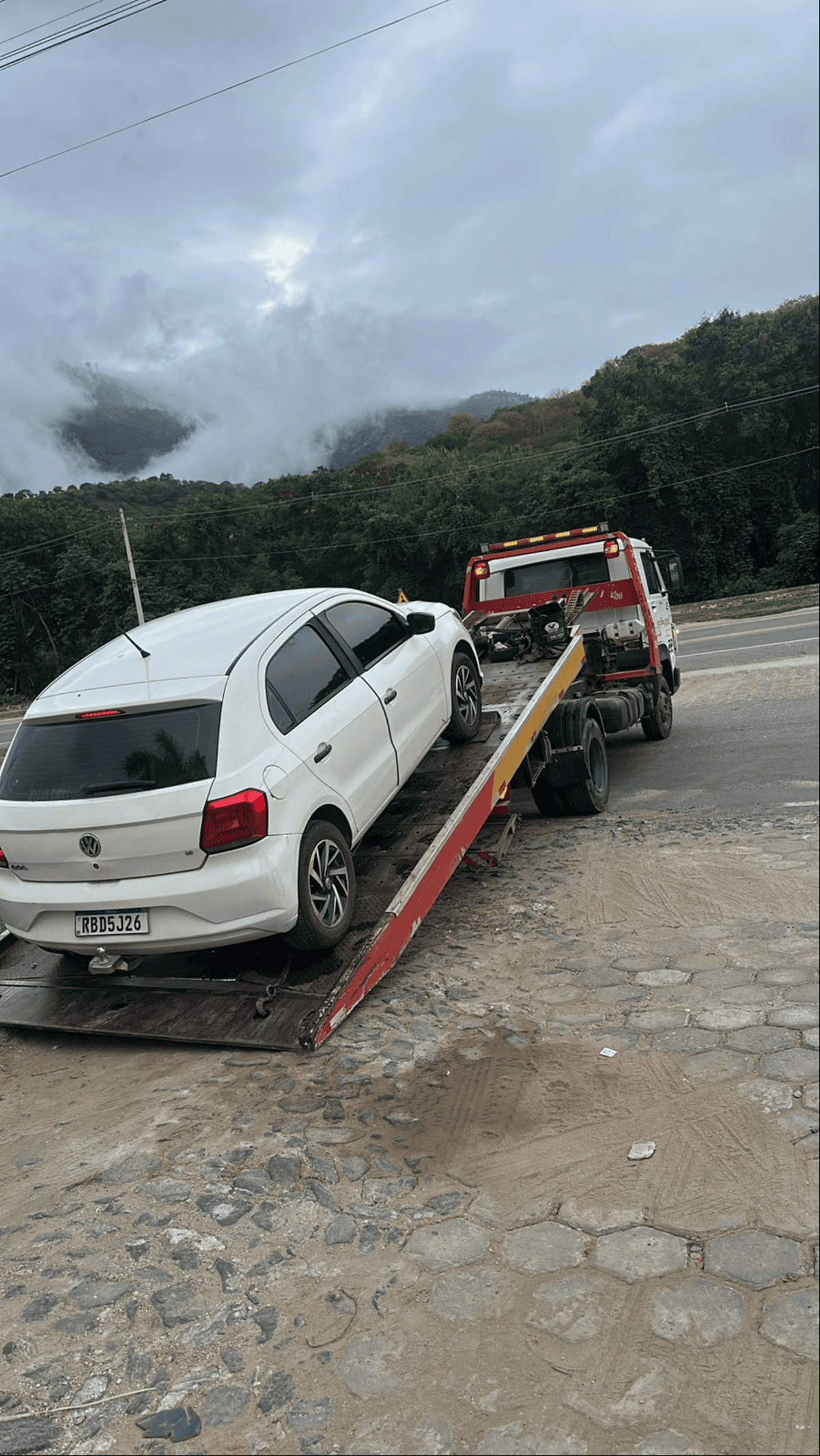 A polícia prendeu o motorista em flagrante e o carro foi rebocado
