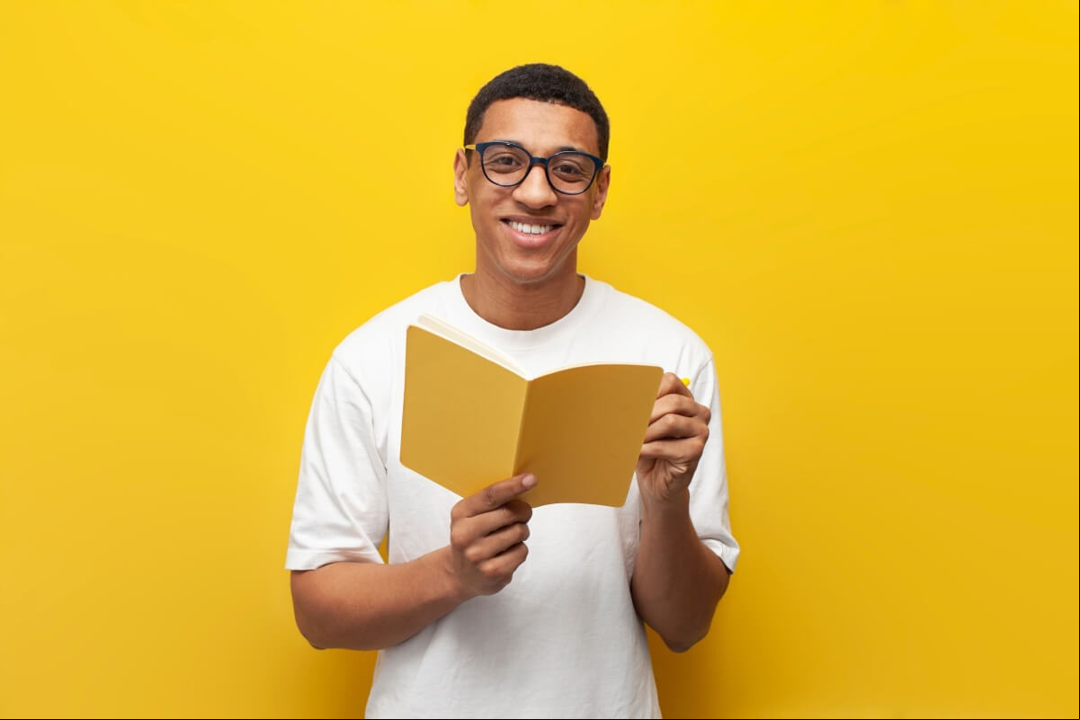 A leitura expande o vocabulário e consolida estruturas gramaticais