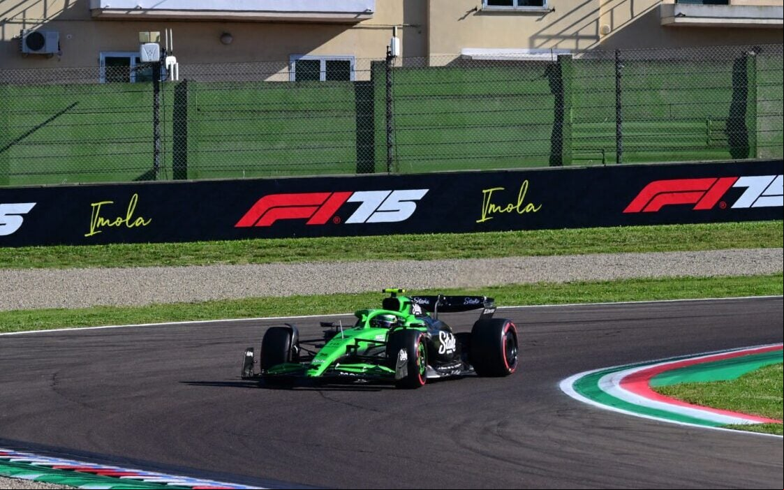 Gabriel Bortoleto durante classificatória do GP da Emilia-Romagna na F1 2025 (Foto: Andrej ISAKOVIC / AFP)