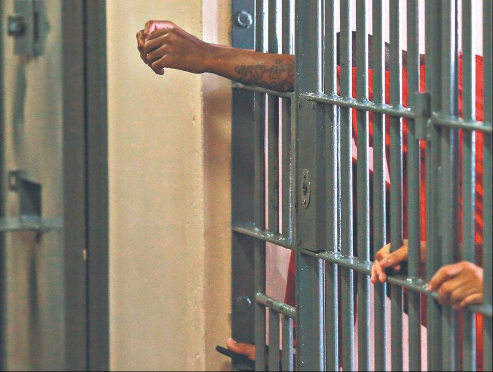 Detentos atrás das grades do Complexo Penitenciario Parceria Publico Privada (PP) em Ribeirão das Neves