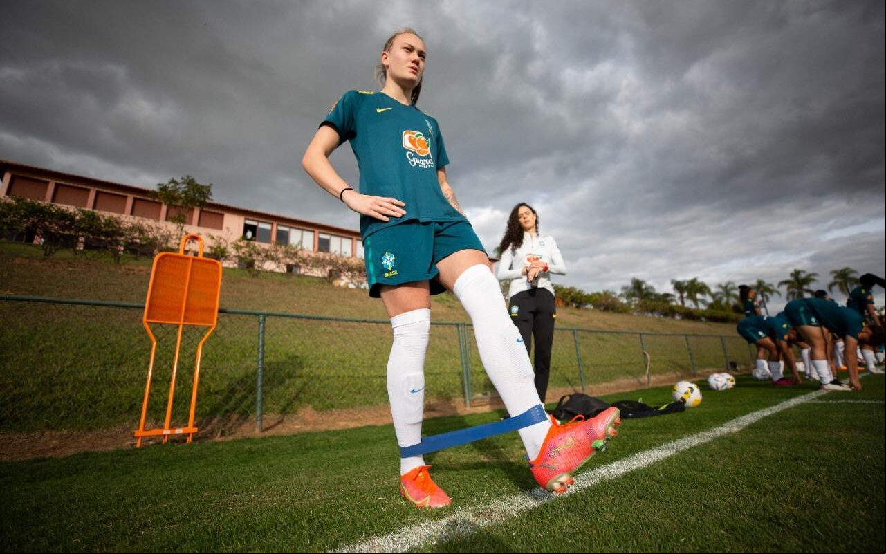 Jéssica Fernandes atuou como fisioterapeuta pela Seleção Brasileira feminina sub-20. (CBF/Divulgação)