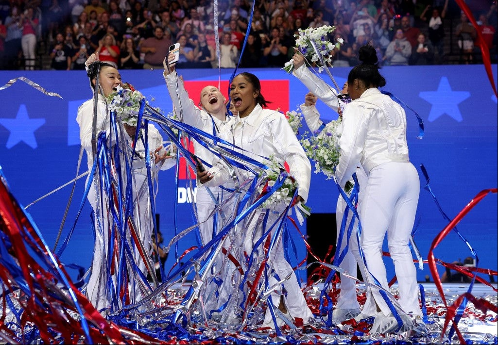 Leanne Wong, Joscelyn Roberson, Jade Carey, Jordan Chiles e Simone Biles comemoram convocação para os Jogos Olímpicos de Paris-2024