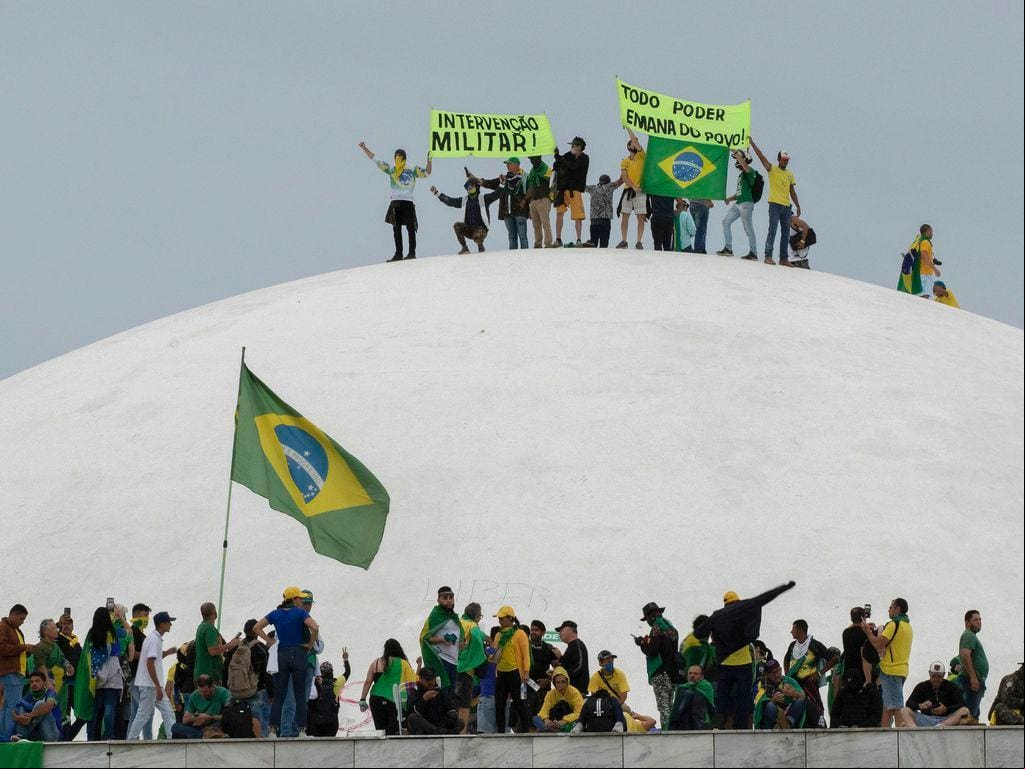 Bolsonaristas radicais promoveram atos criminosos em Brasília (DF), em 8 de janeiro de 2023