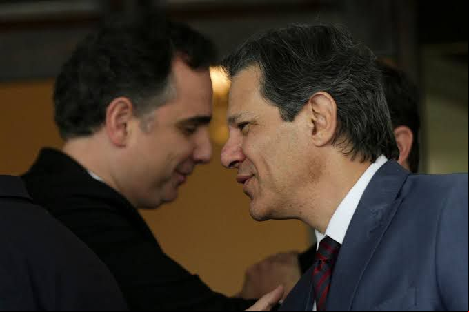 O presidente do Congresso Nacional, Rodrigo Pacheco (PSD), recebeu o ministro da Fazenda, Fernando Haddad, na Residência Oficial do Senado nesta segunda (13 de janeiro)