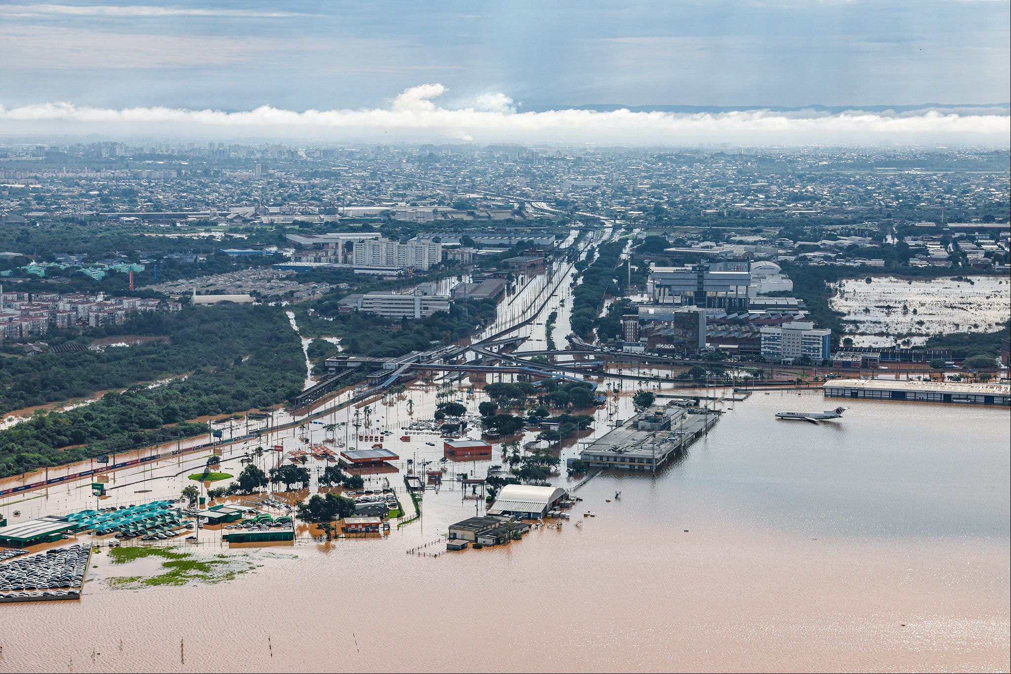 Enchentes e inundações que atigem o Rio Grande do Sul deixaram a cidade de Canoas debaixo d'água