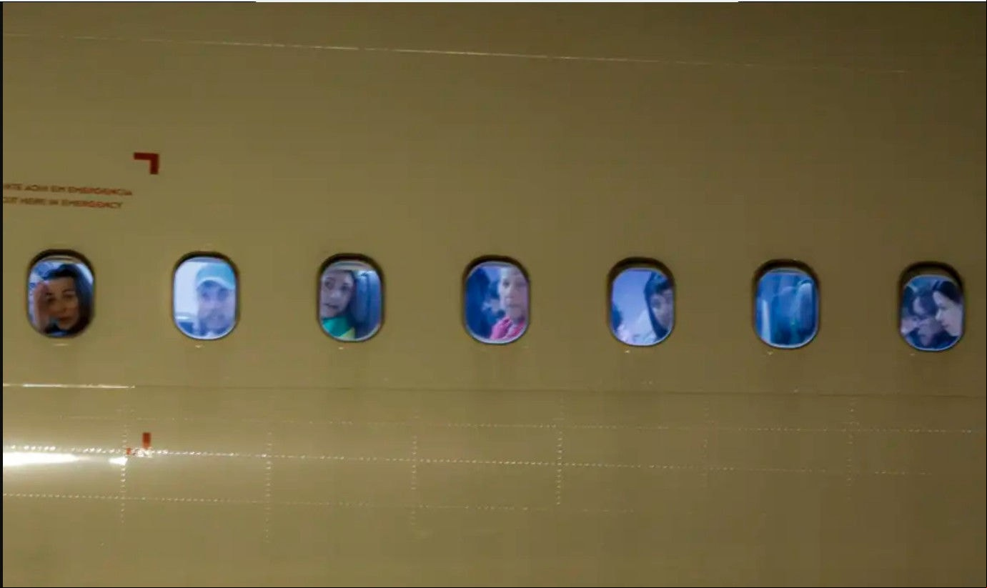 ageiros deportados dos EUA observam aeroporto de Fortaleza