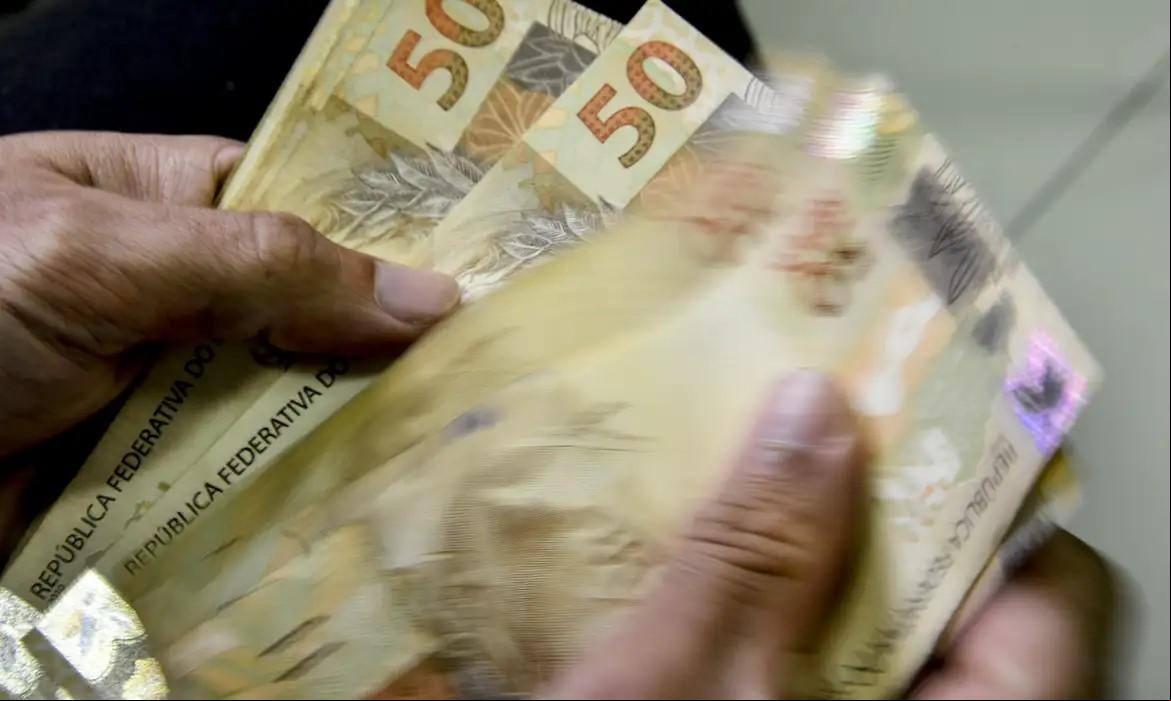 Em média, as famílias brasileiras deviam R$ 1500 em março de 2025