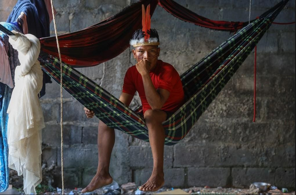 Indígena Yanomami Matheus Sanöma, vítima da crise humanitária, deixou a aldeia para levar sua família para Boa Vista, onde encontrou uma casa para se abrigar. Êxodo forçado de indígenas se ampliou com a expansão do garimpo ilegal em Roraima