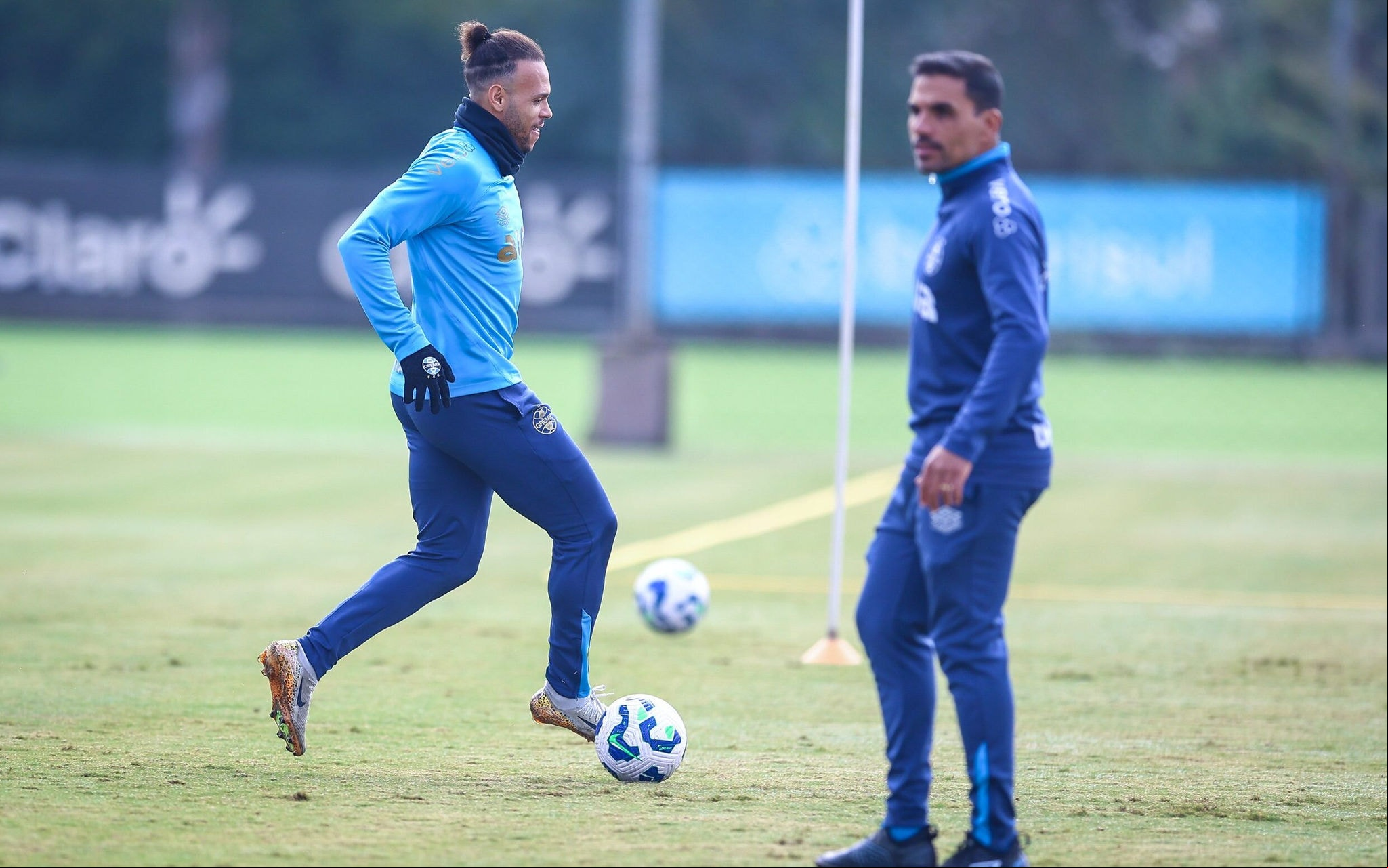 Braithwaite com a bola em treinamento do Grêmio. (Foto: Lucas Uebel/Grêmio FBPA)