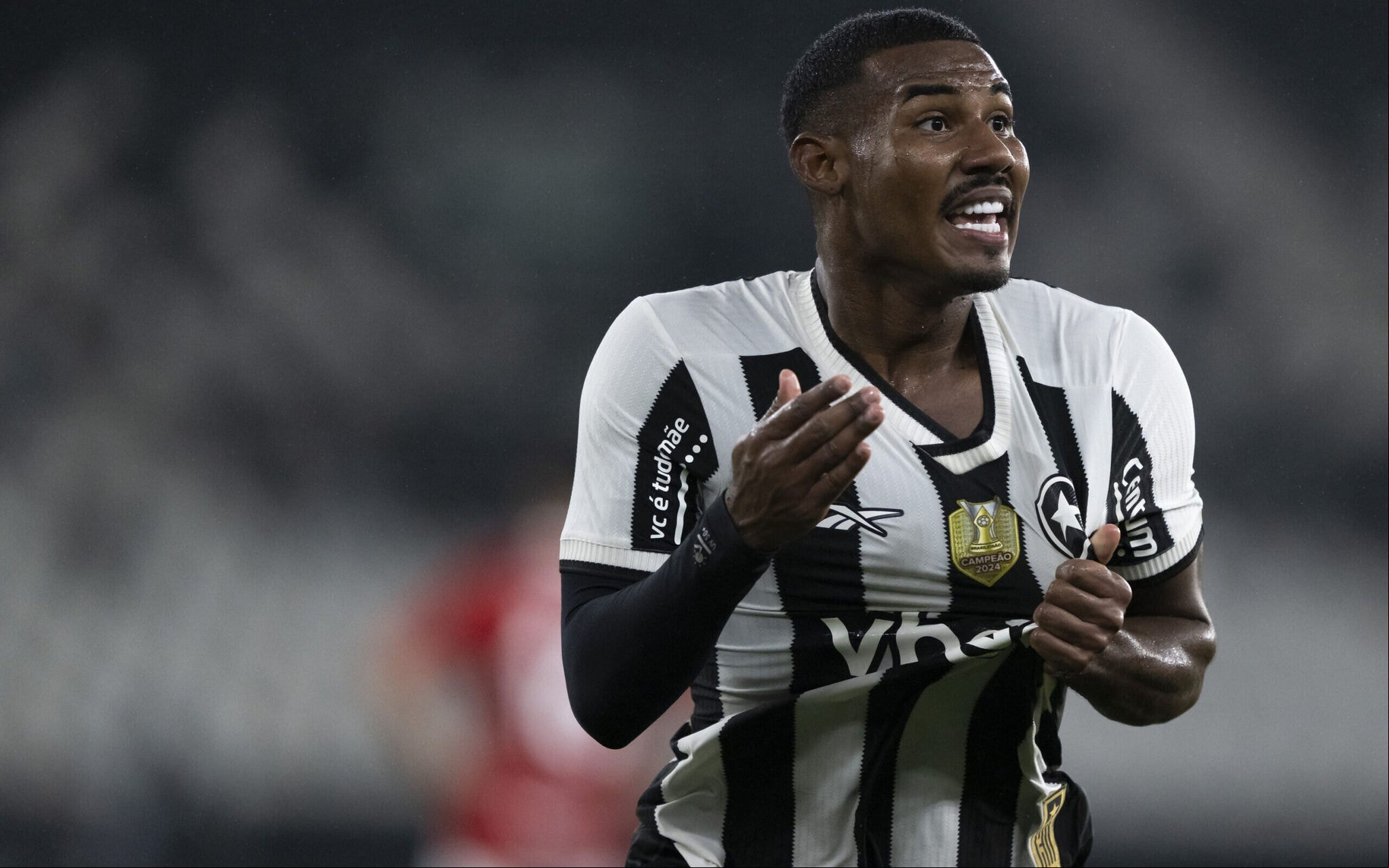 Cuiabano comemora gol pelo Botafogo diante do Internacional (Foto: Jorge Rodrigues/AGIF)