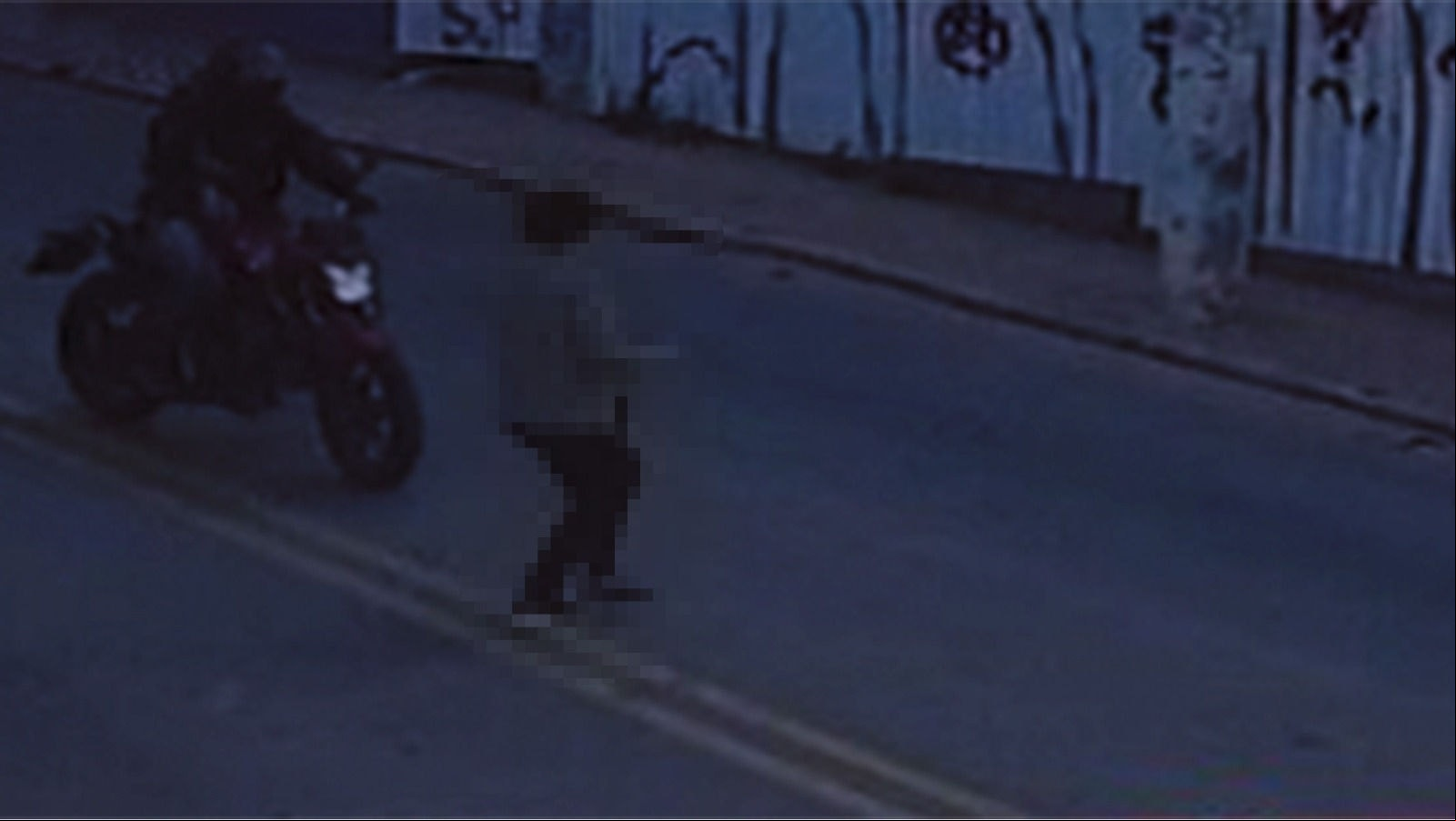 Após atravessar fora da faixa, mulher foi atingida por moto e morreu no local
