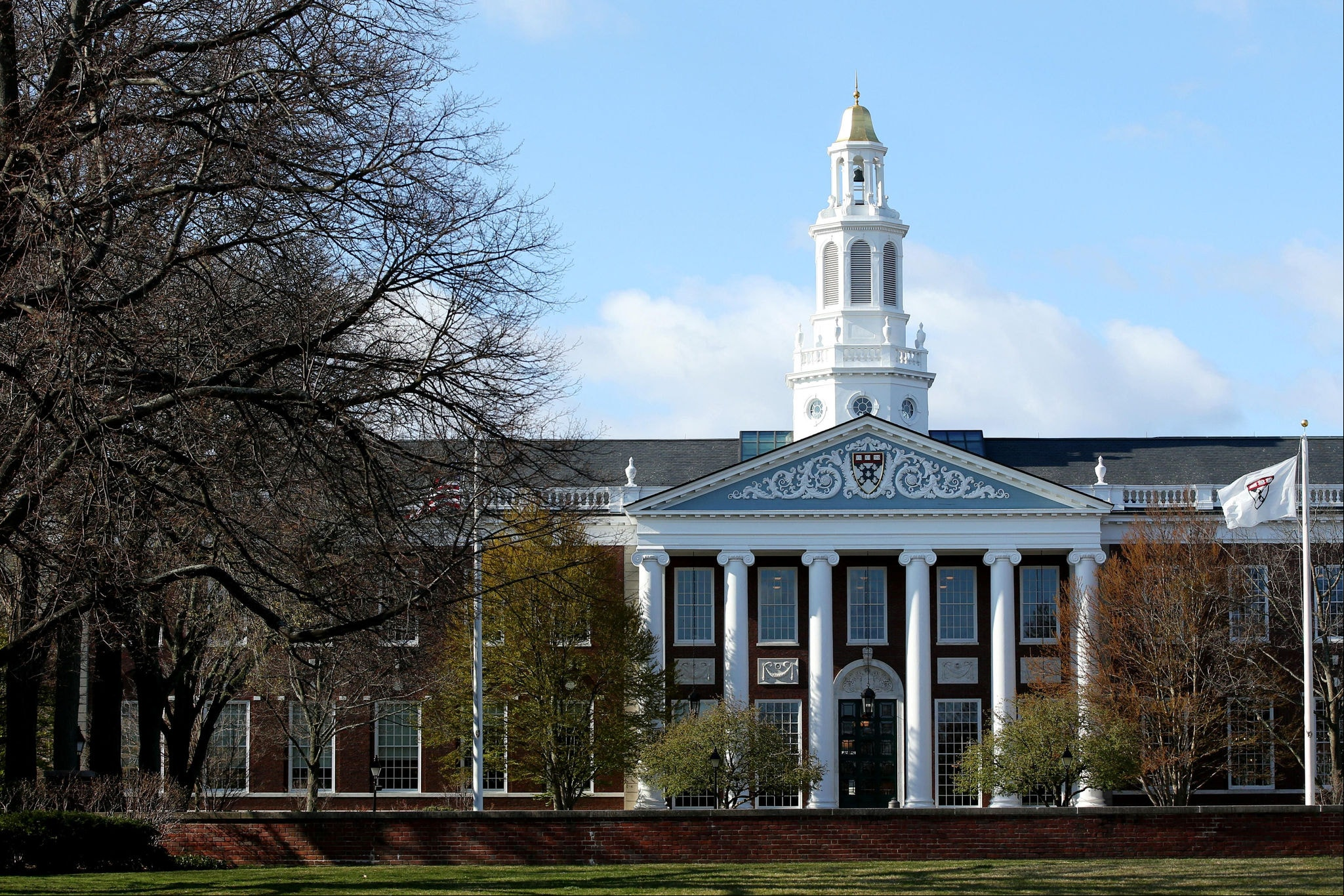 A decisão foi emitida poucas horas após o governo ter impedido a Universidade de Harvard de matricular estudantes internacionais. 