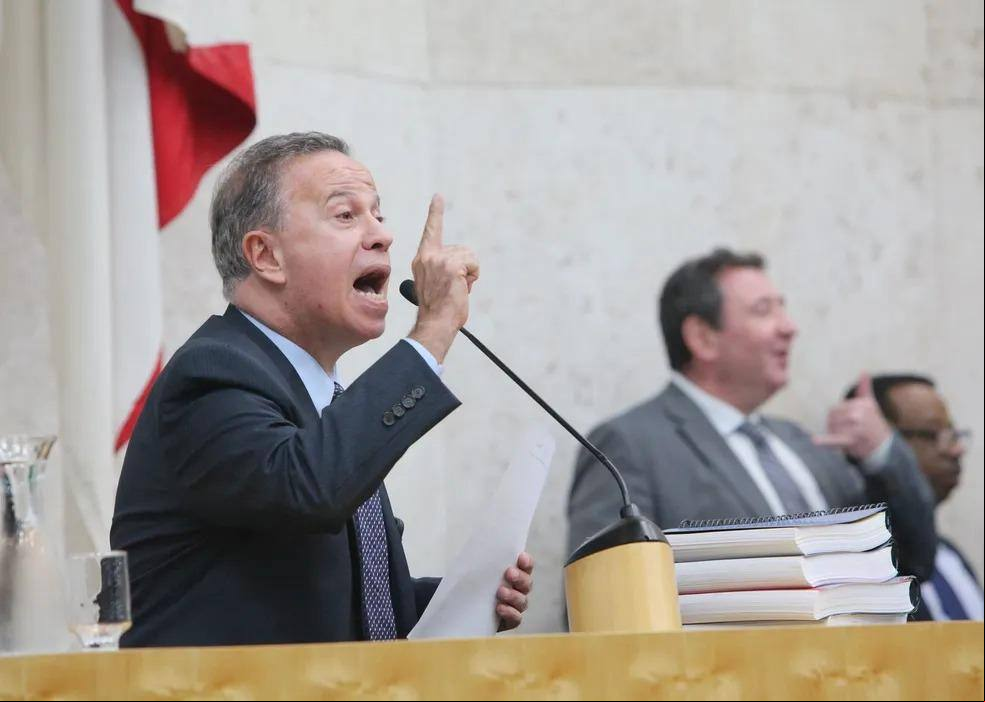 Camilo Cristófaro (Avante):  “Não lavar a calçadaé coisa de preto, né