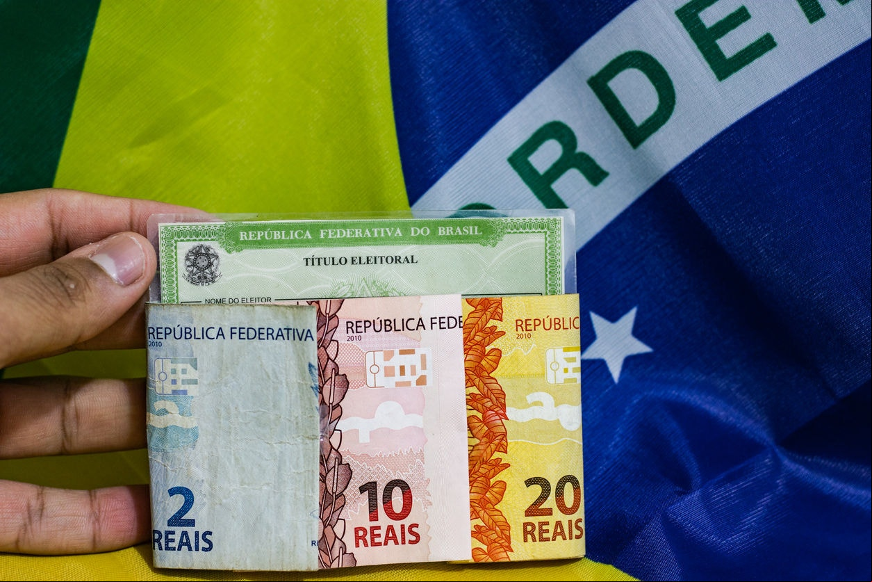 Um dos principais vetores da crise da democracia contemporânea é a corrupção entranhada nas instituições. (foto Tharlys Fabricio iStock)