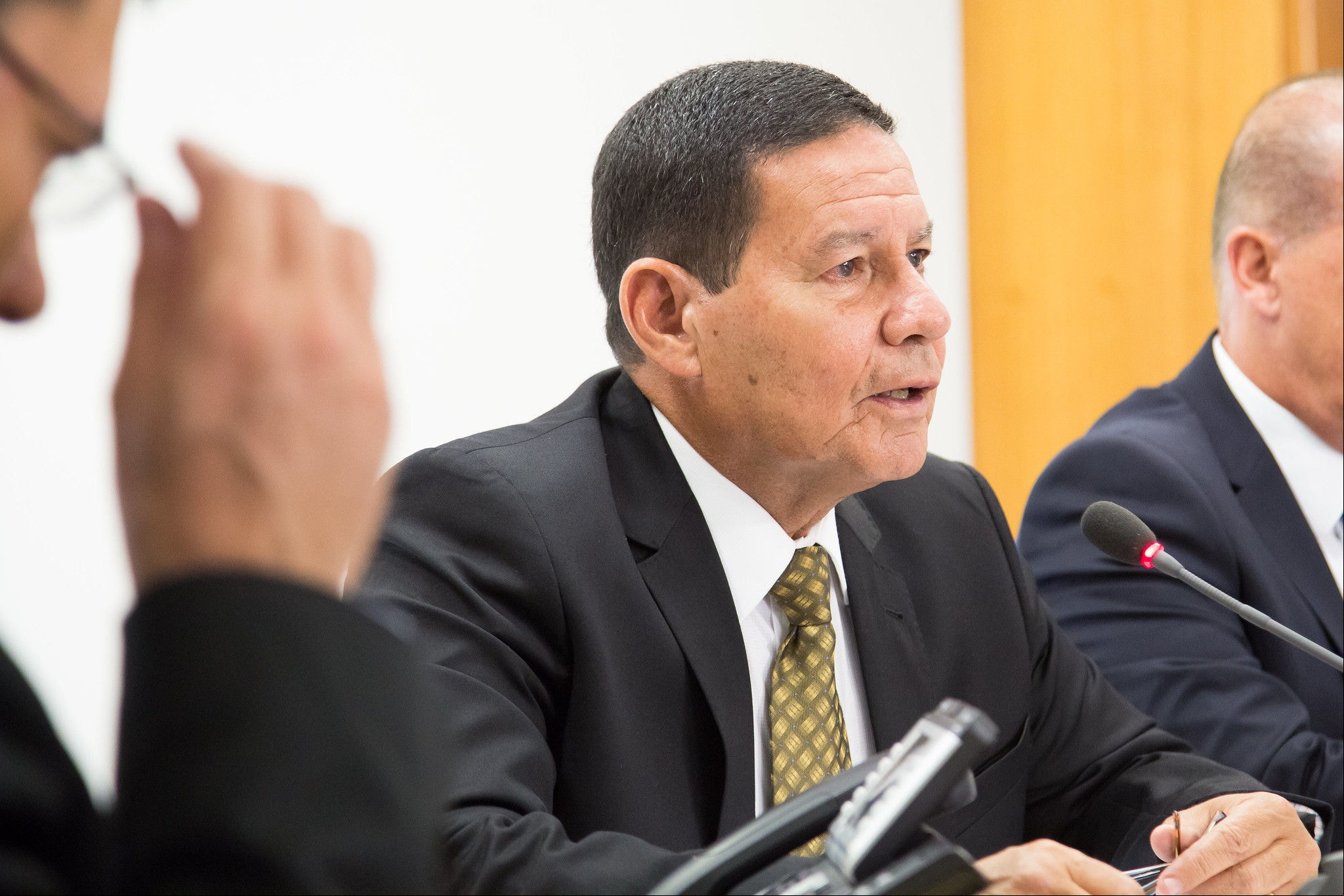 Apesar de sua proximidade com Bolsonaro e de ter sido vice dele na Presidência da República, o senador Hamilton Mourão (foto) não é citado diretamente na denúncia da PGR