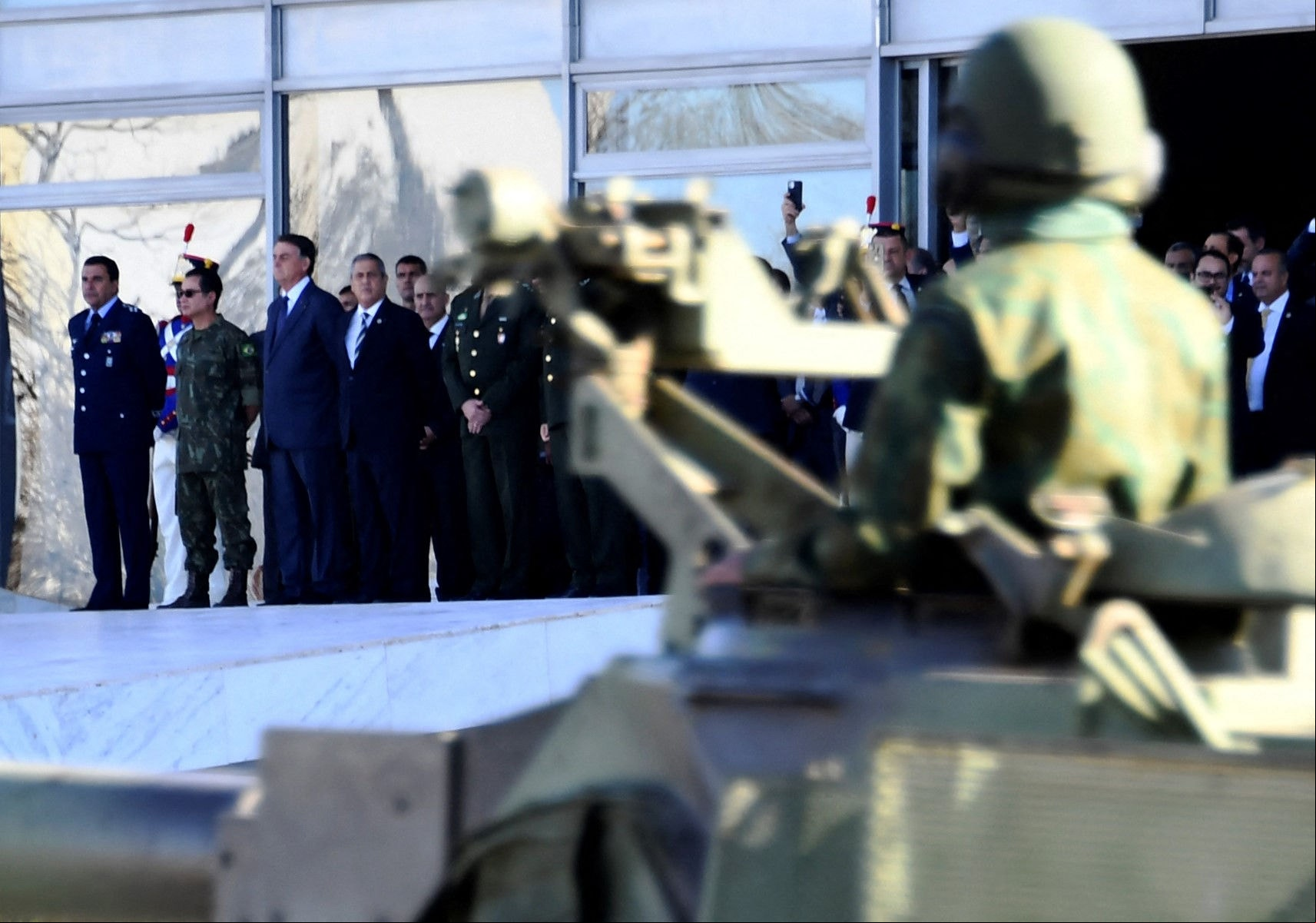 O então presidente Jair Bolsonaro, juntamente com comandantes das Forças Armadas e ministros, participam de um desfile de veículos militares em frente ao Palácio do Planalto, em 10 de agosto de 2021