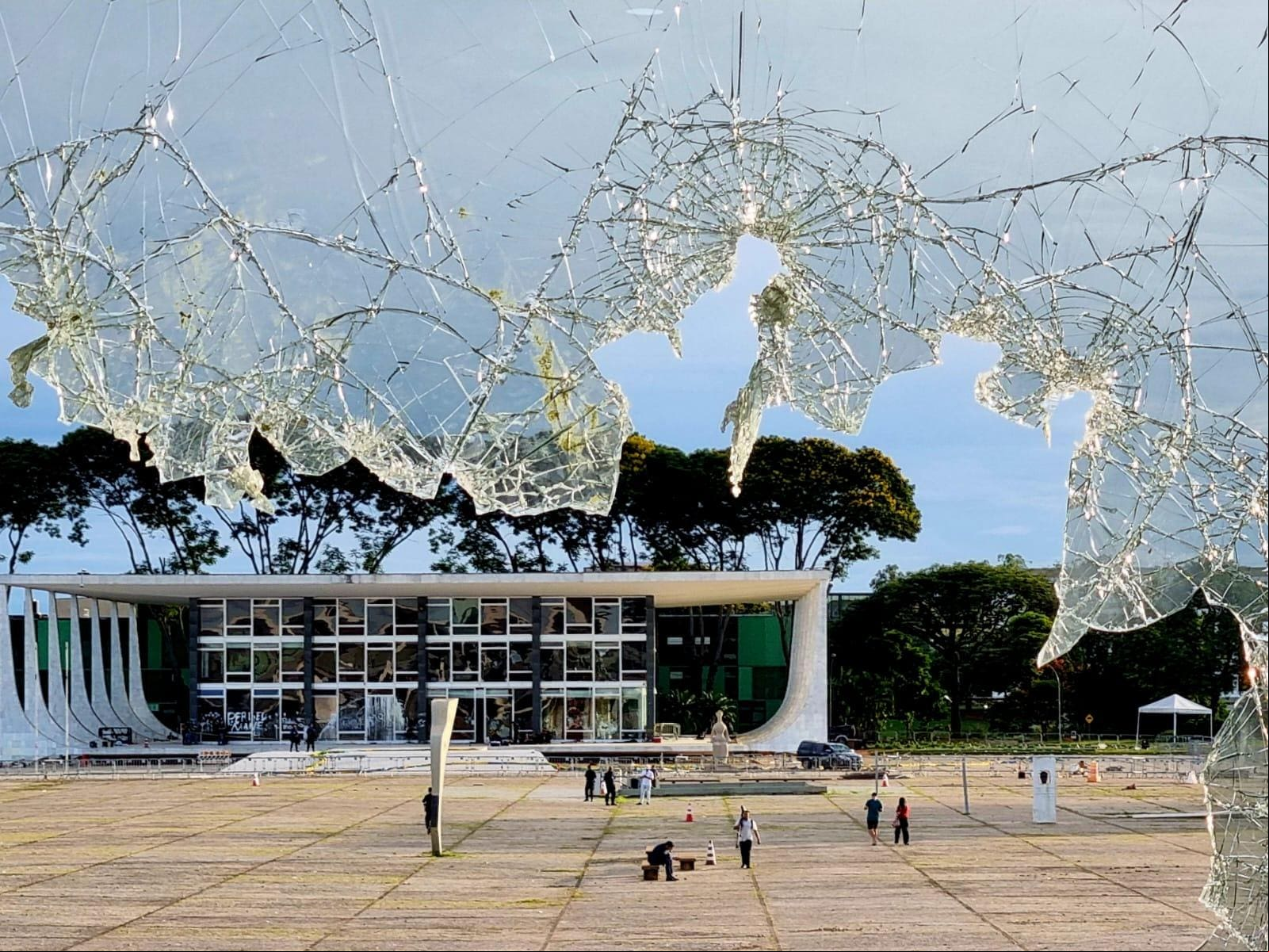 O presidente Luiz Inácio Lula da Silva (PT) chegou a dizer estar convencido de que a porta principal do Palácio do Planalto, por não ter sido quebrada, teria sido deixada aberta para facilitar a invasão