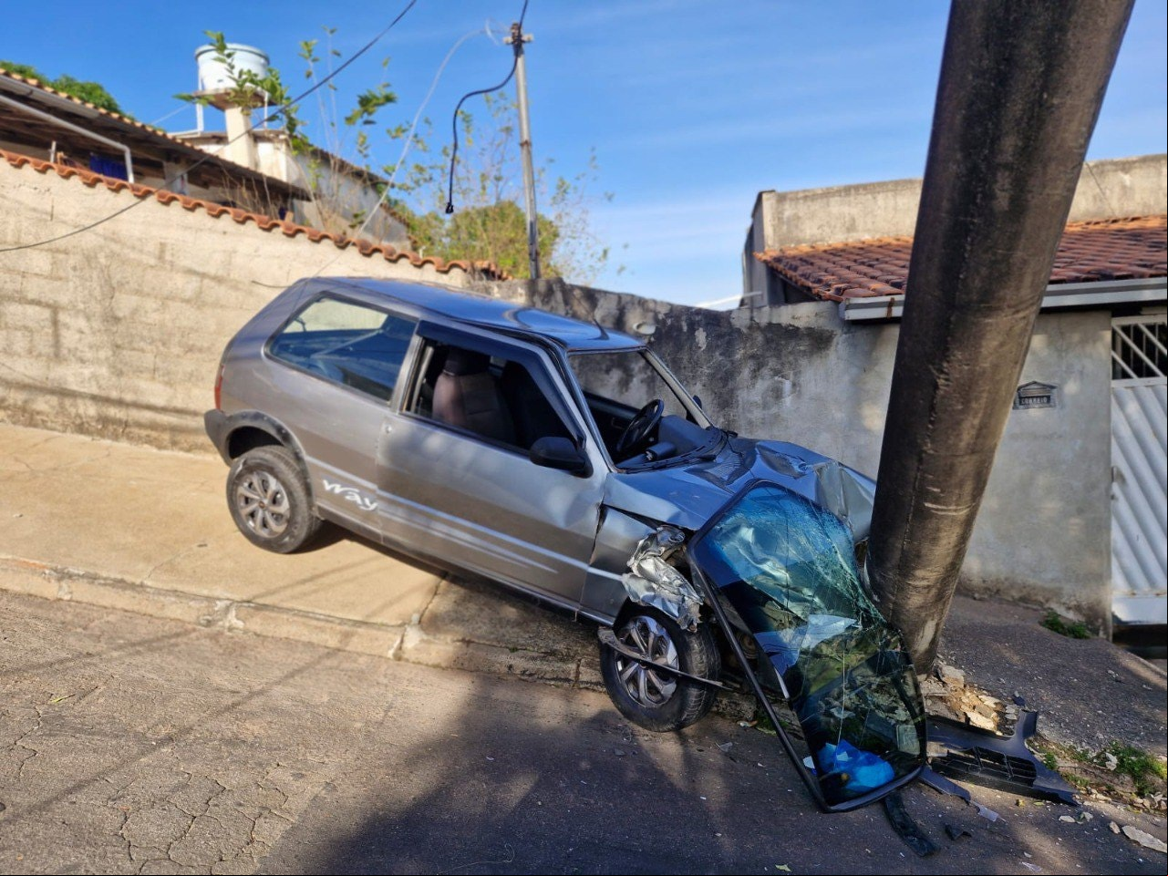 Poste ficou apoiado no carro