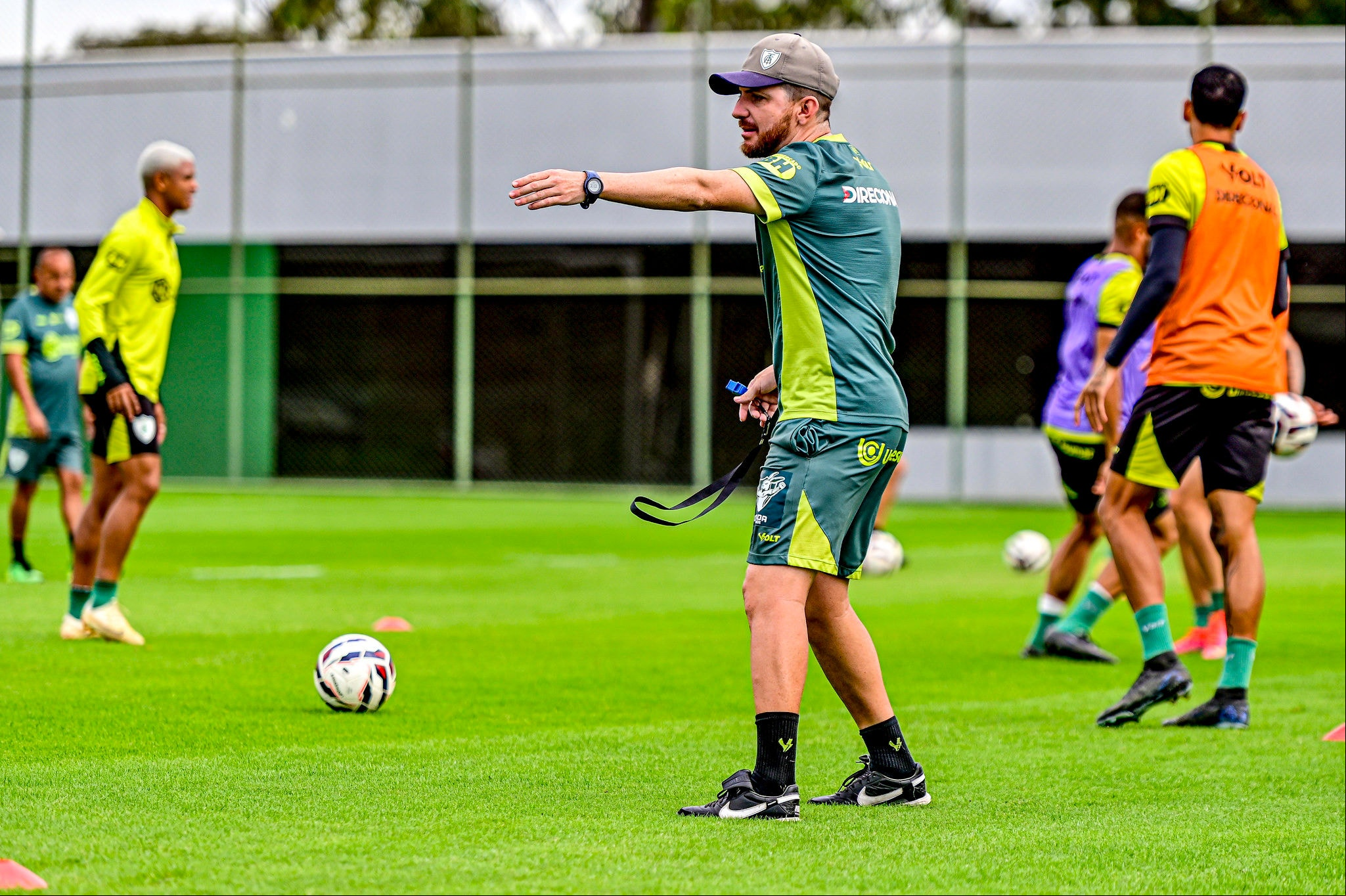Técnico William Batista faz últimos ajustes na equipe do América antes de duelo com o Volta Redonda
