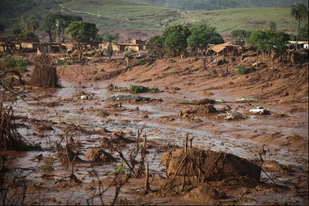 Rompimento da barragem de Fundão, em novembro de 2015, matou 19 pessoas e causou desastre ambiental na fauna e flora