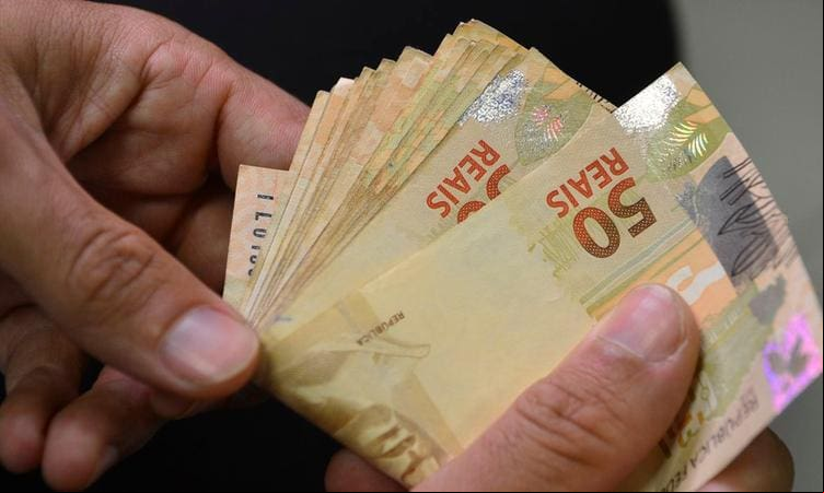 O Pé-de-Meia funciona como uma poupança e tem o objetivo de evitar a evasão escolar