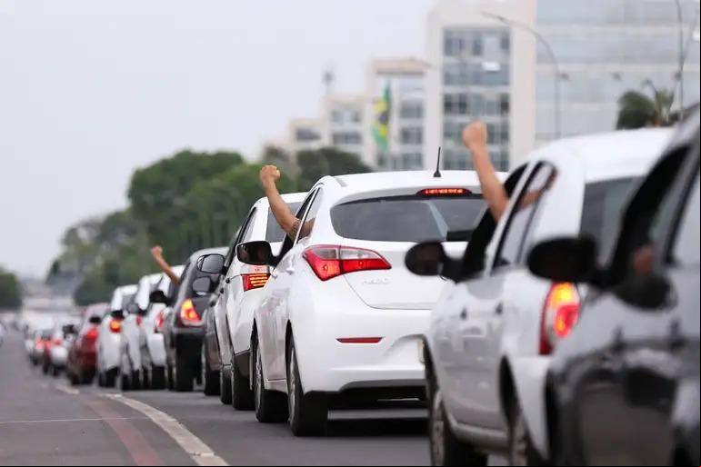 Motoristas de aplicativos de todo o Brasil fazem buzinaço em frente ao Congresso Nacional em protesto contra projeto de lei que regulamenta aplicativos de transporte privado