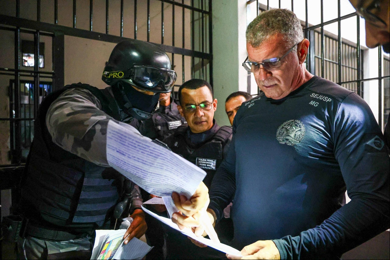 Operação presídio Muriaé Secretário Greco analisa anotações apreendidas durante a operação