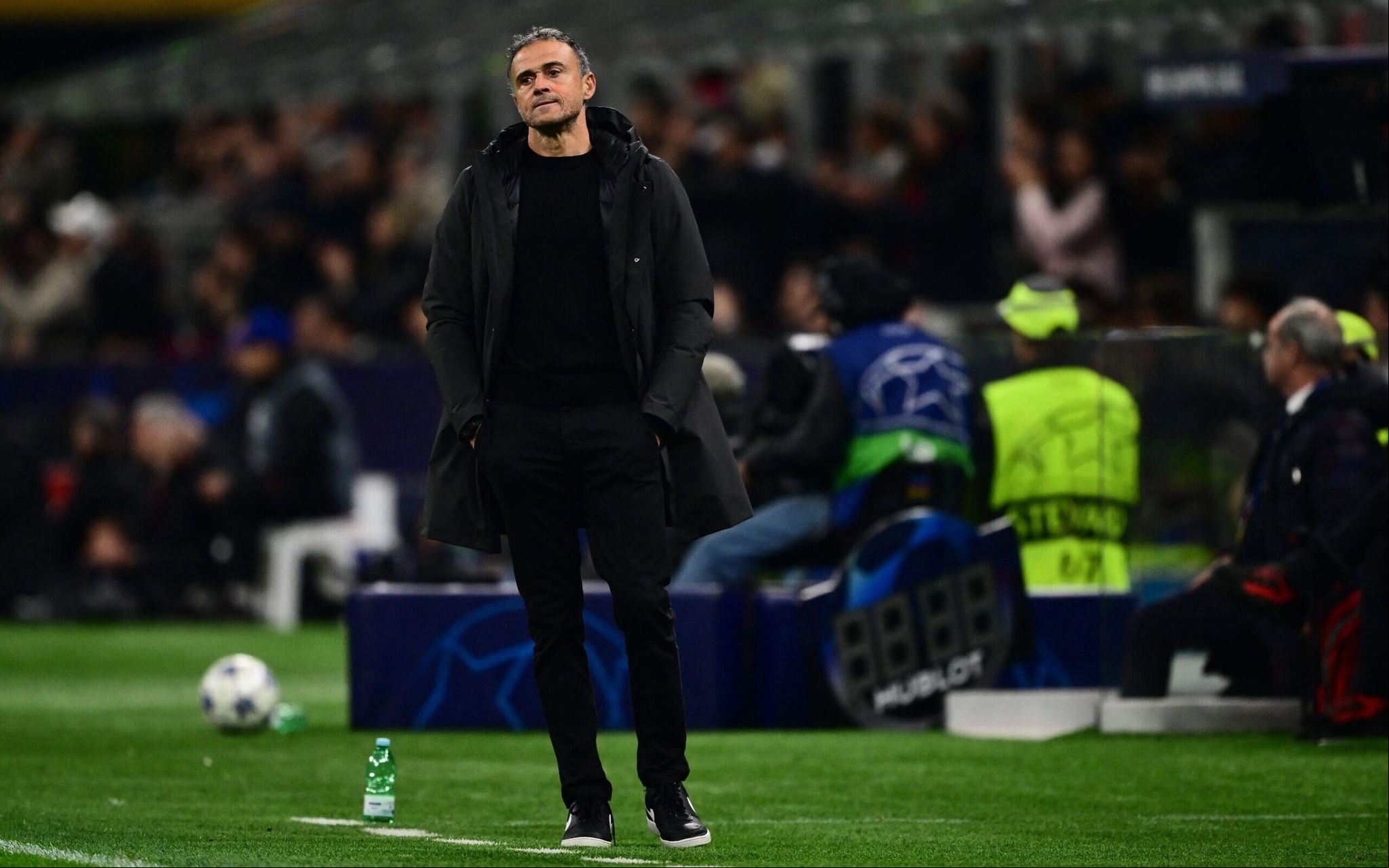 Luis Enrique à beira do campo em jogo pela Champions League (Foto: Marco Bertorello / AFP)