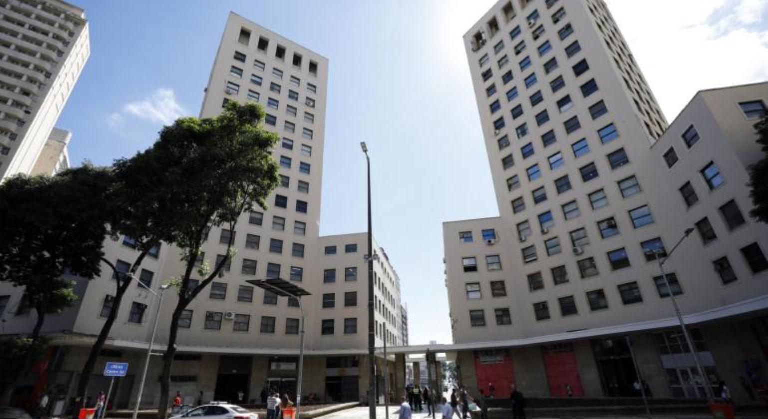 Nos anos 1970, autorizaram a construção de um anexo horrendo, que desfigurou tudo. Erros são oportunidades urbanas de revelar a cidade.