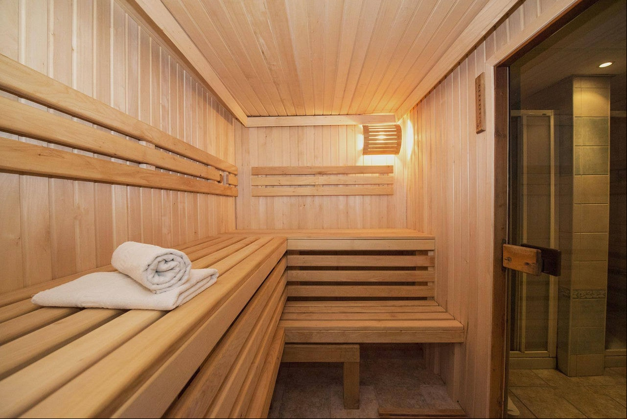 Foto ilustrativa de uma sauna Homem chamou a zeladora do prédio à sauna e mostrou suas partes íntimas