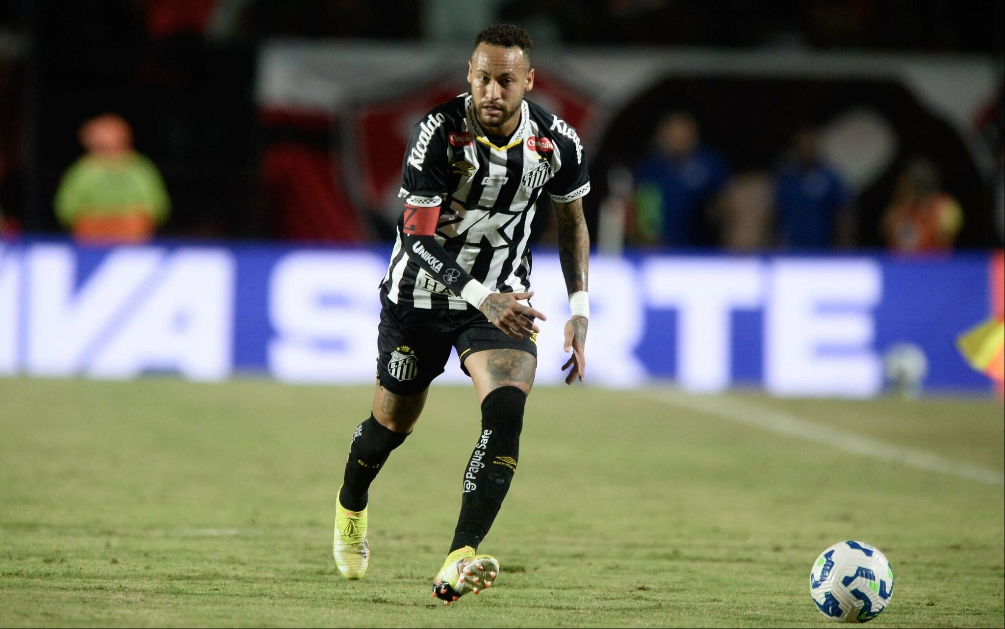 Neymar em ação no jogo do Santos com o Vitória (Foto: Jhony Pinho/AGIF)
