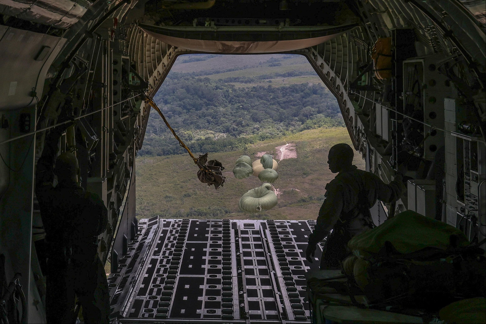 Especial Yanomami Avião da FAB lança mantimentos sobre base das Forças Armadas que dá apoio aos Yanomami. Foto: Flávio Tavares / O Tempo
