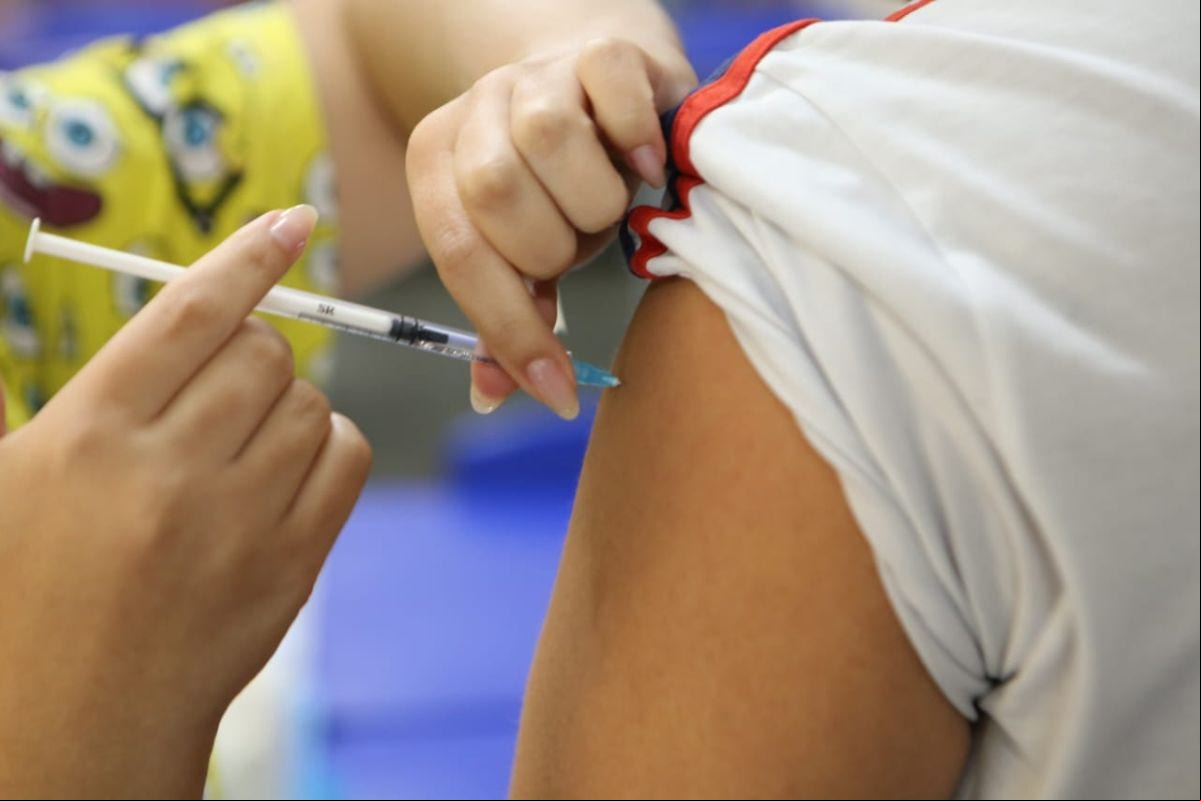 Vacinação acontece nas próprias escolas, facilitando o o para as famílias
