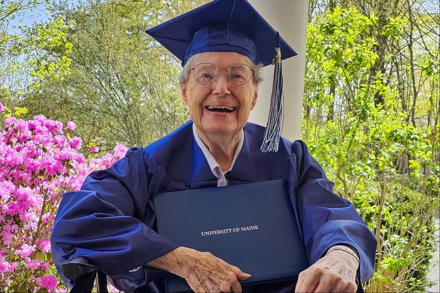Joan Alexander, de 88 anos, conseguiu receber diploma após seis décadas de espera