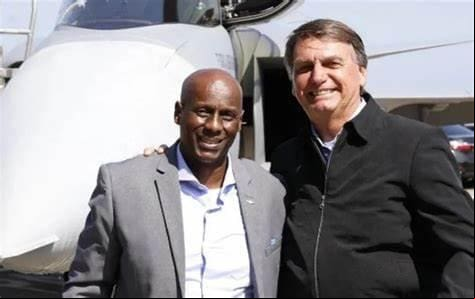 Ailton Barros e Jair Bolsonaro: assim como o ex-presidente, o militar preso pela PF por fraude em cartões de vacinação  foi acusado de diversas irregularidades e respondeu ações na Justiça Militar
