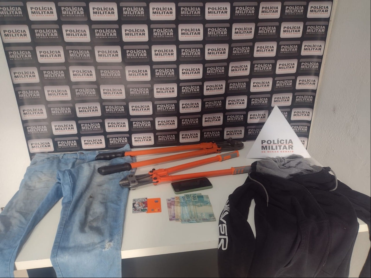 PMMG encontrou na casa do homem um alicate utilizado para arrombar portas e as roupas usadas durante os crimes